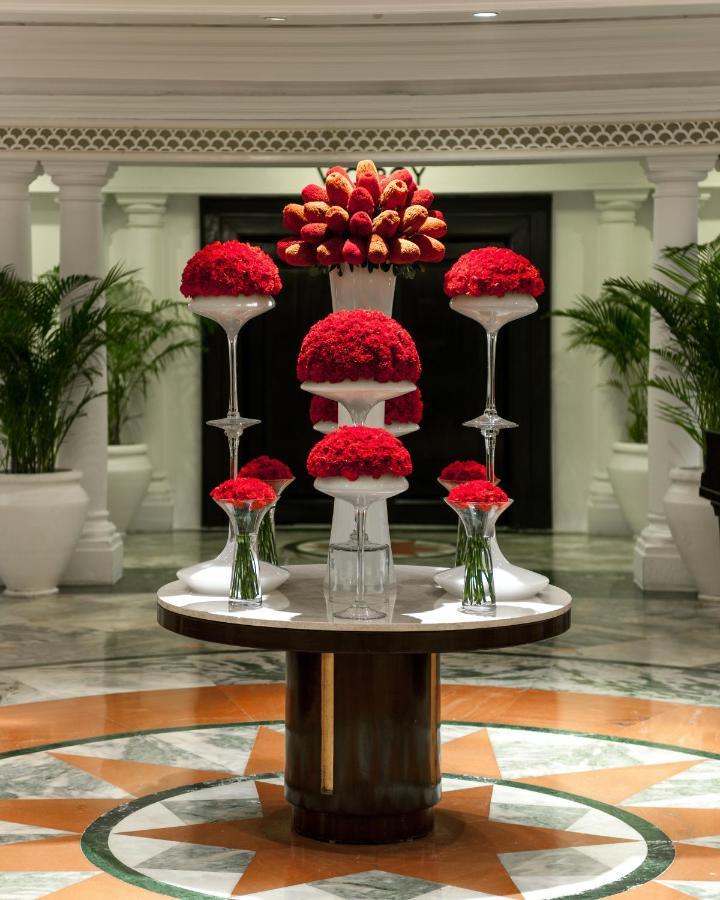 Отель The Claridges Нью-Дели Экстерьер фото Flower arrangement at the Taj Mahal Palace, Mumbai
