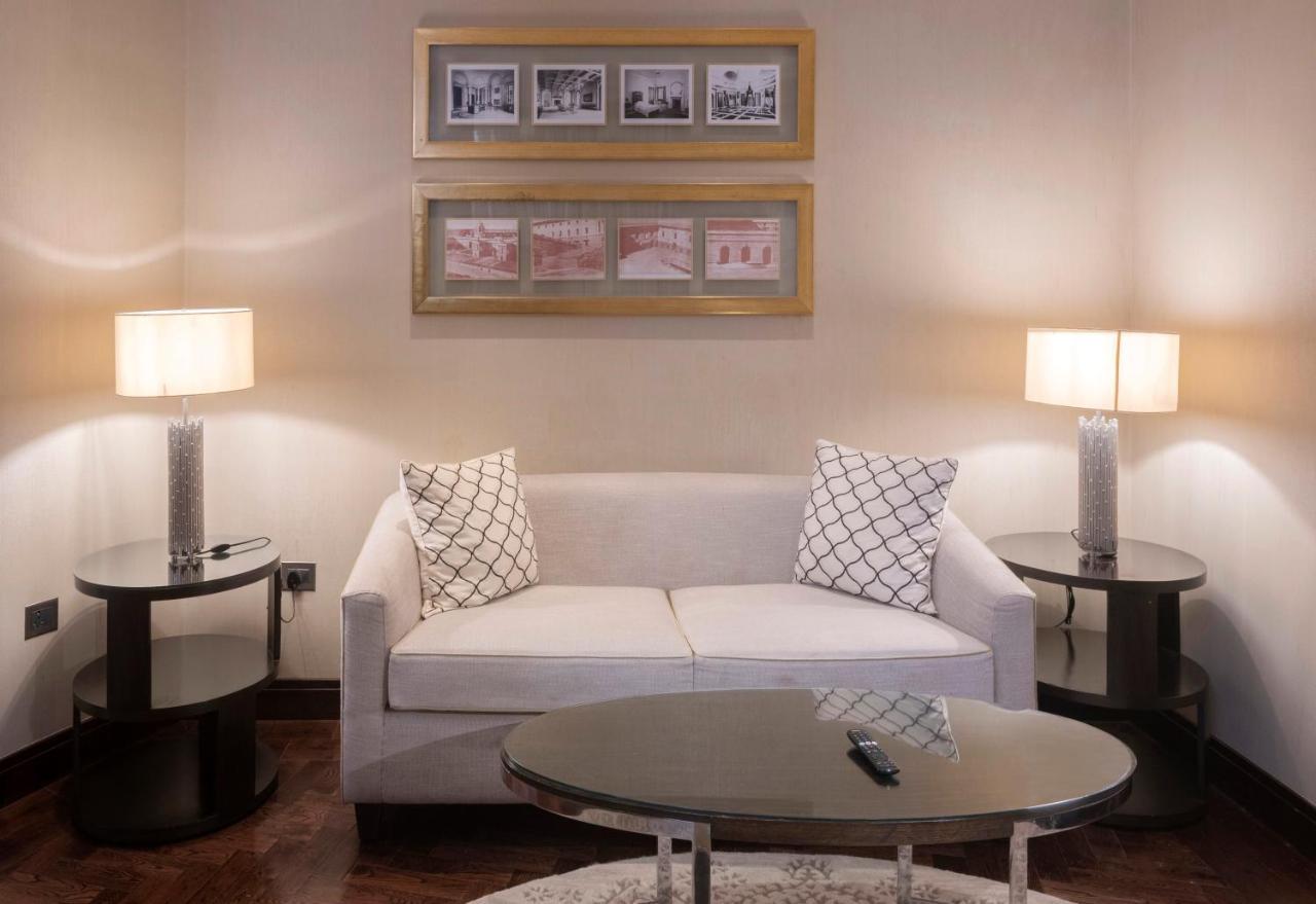 Отель The Claridges Нью-Дели Экстерьер фото A living room with a sofa