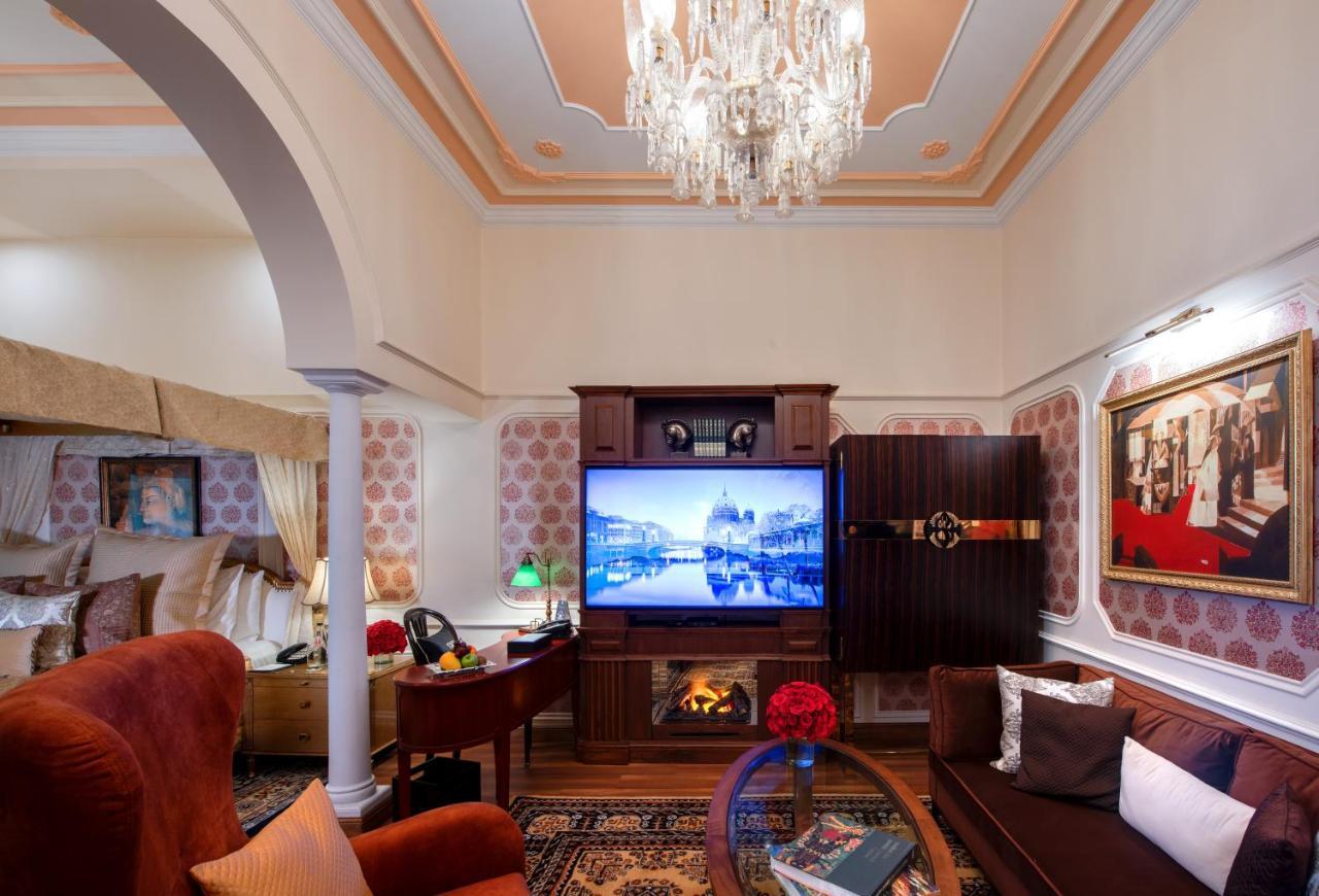 Отель The Claridges Нью-Дели Экстерьер фото A living room in the Imperial Suite